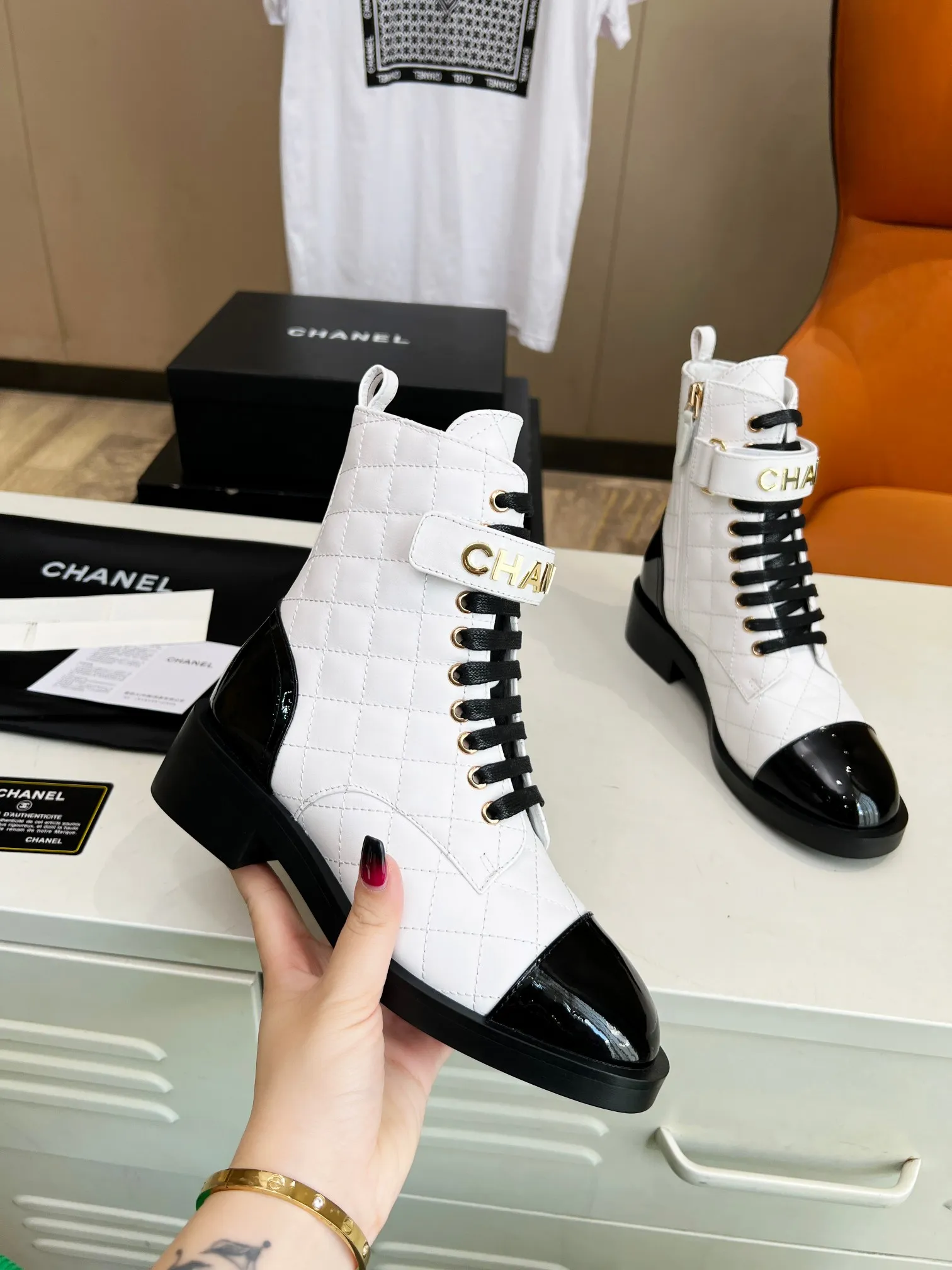 👟👟Ex-factory price 660👟👟 🔥 🔥 🔥 The official website is synchronized with "CHANEL" Chanel's latest 2025 Martin boots series! ▫️The top catwalk series✔The main season of autumn and winter, the rhythm of super popular styles! A must-have item for travel! It looks good in any combination💕 ▫️A beautiful shoe worth putting in your closet👉It’s super beautiful💃🏻▫️ Fabric: Original one-to-one mixed-breed cow🐮 leather Lining: Sheepskin lining Size: 35-40 (41 is custom-made and cannot be returned or exchanged)